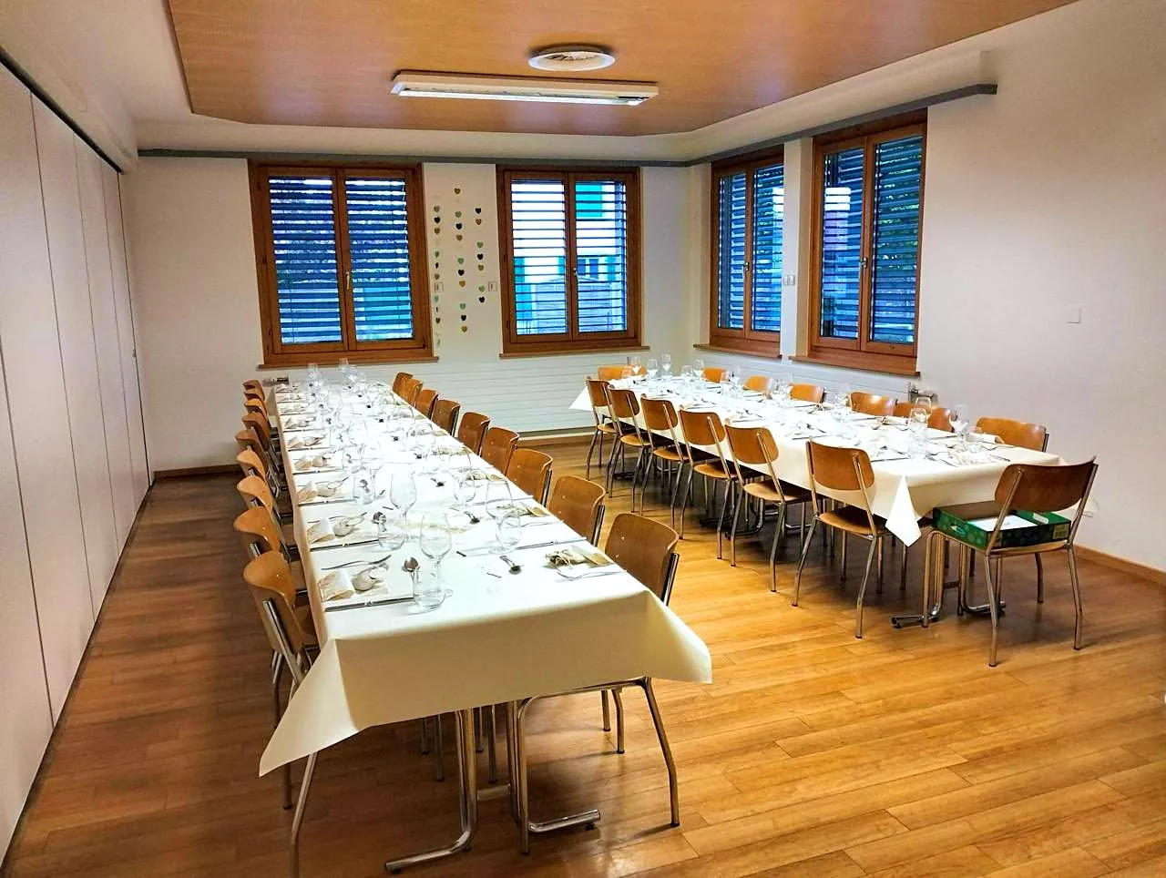 La Petite Salle de La Croix Fédérale, deux longues tables dressées